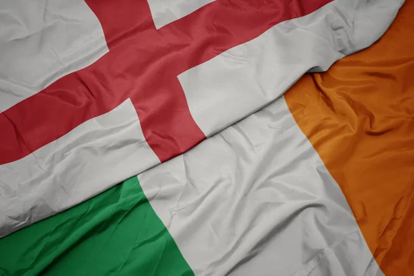 아일랜드의 화려한 국기와 영국의 국기를 흔들며. — 스톡 사진