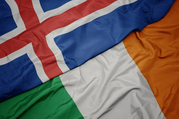 Sventolando bandiera colorata dell'Irlanda e bandiera nazionale dell'Islanda . — Foto Stock