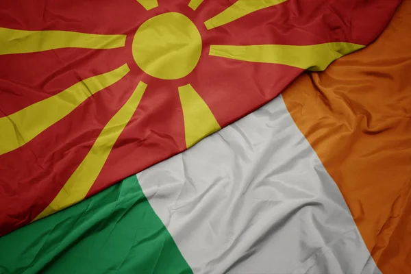 Acenando bandeira colorida da Irlanda e bandeira nacional da macedônia . — Fotografia de Stock