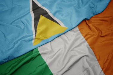 İrlanda ve saint lucia ulusal bayrağı renkli bayrak sallayarak.