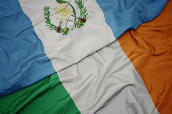 Η σημαία της Ιρλανδίας και η εθνική σημαία της Γουατεμάλας. — Φωτογραφία Αρχείου