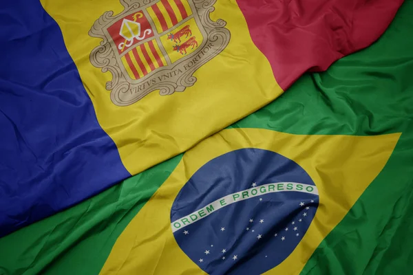 Размахивая красочным флагом Бразилии и национальным флагом андорры . — стоковое фото