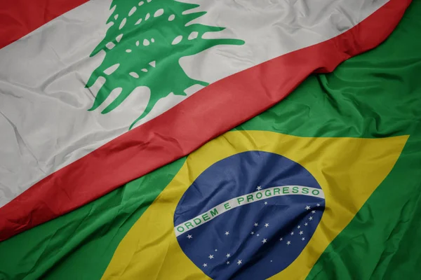 Agitant drapeau coloré du brésil et drapeau national du libanon . — Photo
