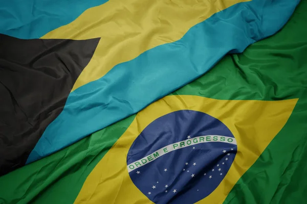 Schwenken bunte Flagge Brasiliens und Nationalflagge Bahamas. — Stockfoto