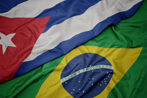 Falujące kolorowe flagi Brazylii i flagi narodowej Kuby. — Zdjęcie stockowe