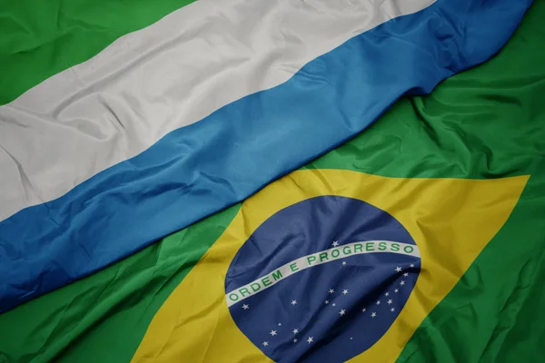 Schwenken bunte Fahne von Brasilien und Nationalflagge von Sierra Leone. — Stockfoto