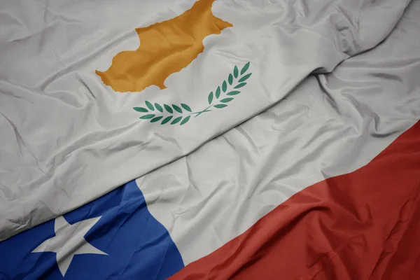 칠레의 화려한 국기와 키프로스의 국기를 흔들. — 스톡 사진