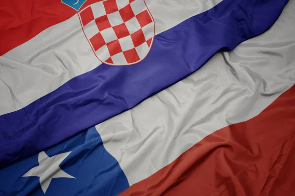 Mávající barvitá vlajka Chile a národní vlajka Chorvatska. — Stock fotografie