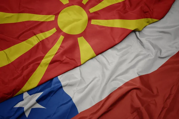Acenando bandeira colorida do chile e bandeira nacional da macedônia . — Fotografia de Stock