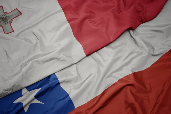 Acenando bandeira colorida de chile e bandeira nacional de malta . — Fotografia de Stock