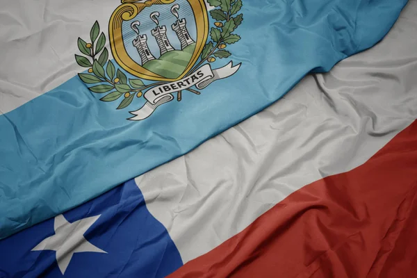 Falujące kolorowe flagi Chile i flagi narodowej San Marino. — Zdjęcie stockowe
