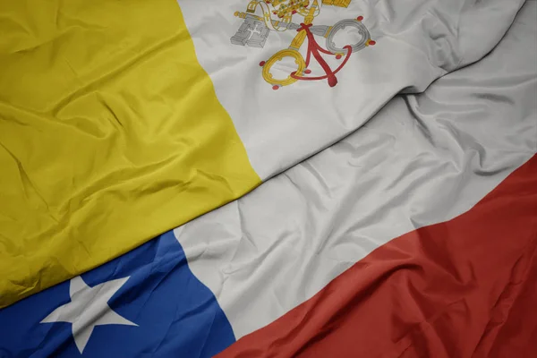 Sventolando bandiera colorata di chile e bandiera nazionale della città vaticana . — Foto Stock