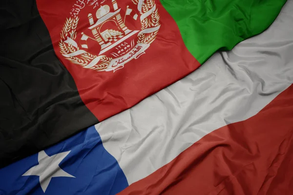 Ondeando colorida bandera de Chile y bandera nacional de Afganistán . — Foto de Stock