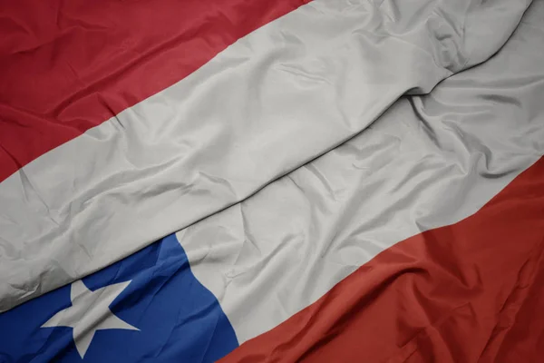 Acenando bandeira colorida do chile e bandeira nacional da indonésia . — Fotografia de Stock