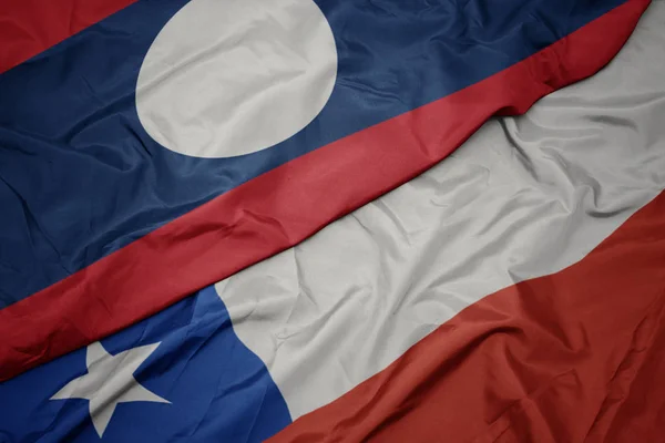 Agitant drapeau coloré du Chili et drapeau national des laos . — Photo