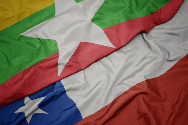 チリのカラフルな旗とミャンマーの国旗を振る. — ストック写真