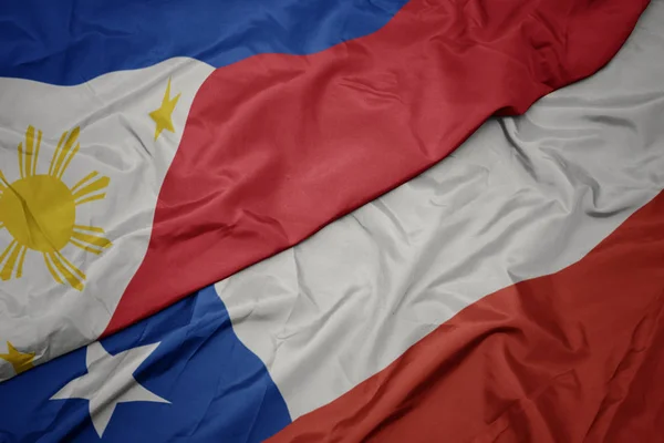 Agitant drapeau coloré du Chili et drapeau national des philippines . — Photo