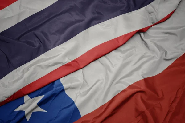 Hullámzó színes zászlaja Chile és a nemzeti zászló Thaiföld. — Stock Fotó