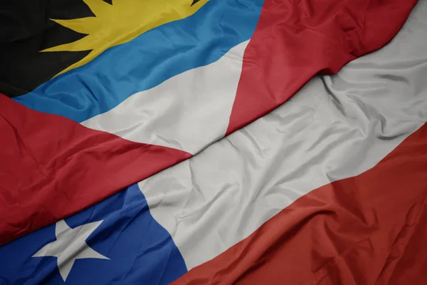 Mávající barvitá vlajka Chile a národní vlajka Antiguy a Barbudy. — Stock fotografie