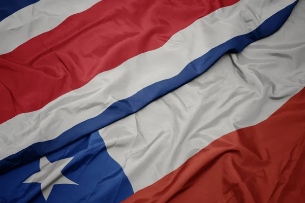 Ondeando colorida bandera de chile y bandera nacional de costa rica . — Foto de Stock