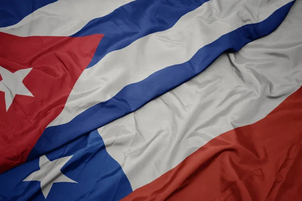 Falujące kolorowe flagi Chile i flagi narodowej Kuby. — Zdjęcie stockowe