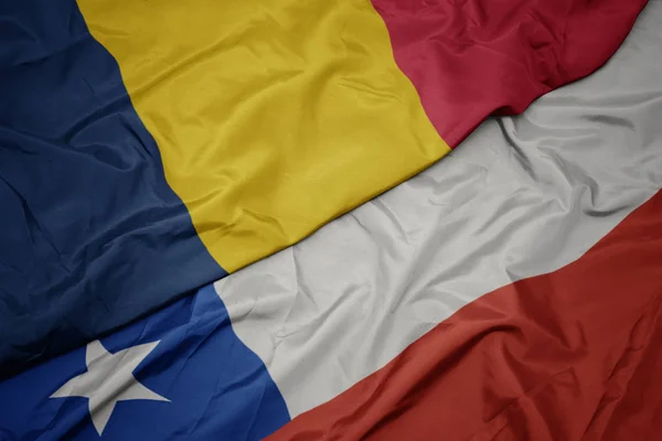 Falujące kolorowe flagi Chile i flagi narodowej Czadu. — Zdjęcie stockowe