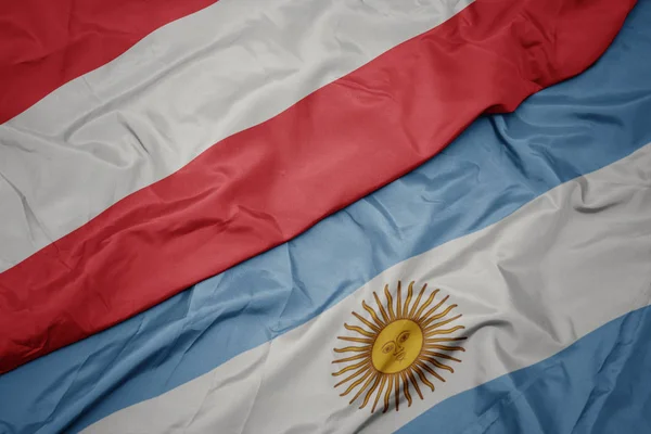 아르헨티나의 화려한 국기와 오스트리아의 국기를 흔들. — 스톡 사진