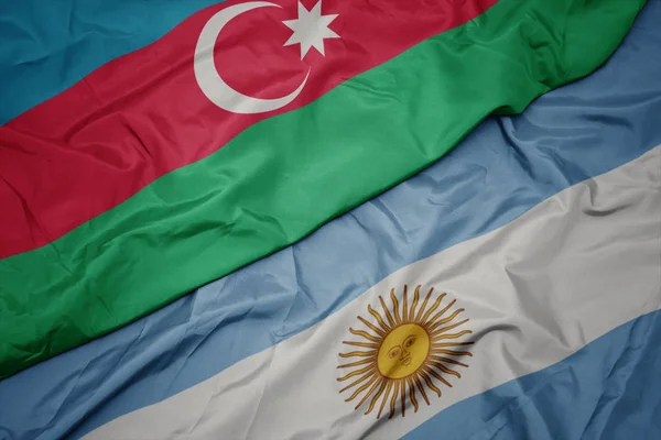 Ondeando la bandera colorida de Argentina y la bandera nacional de Azerbaiyán . — Foto de Stock