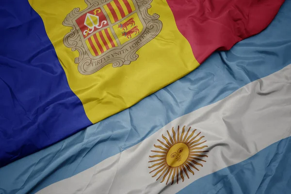 Размахивая красочным флагом Аргентины и национальным флагом Андорры . — стоковое фото