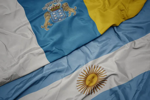 아르헨티나의 화려한 국기와 카나리아 섬의 국기를 흔들. — 스톡 사진