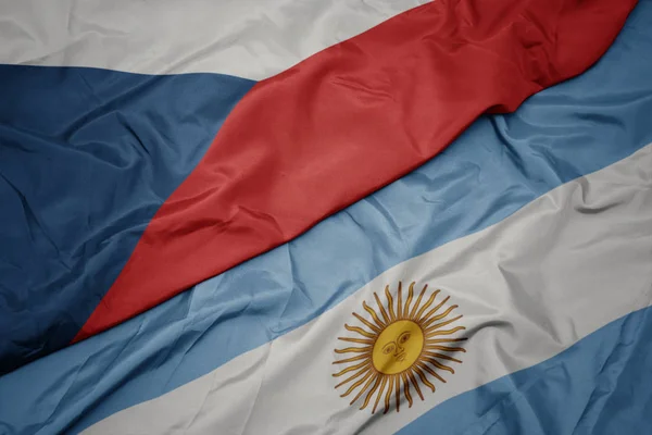Schwenken bunte argentinische Flagge und Nationalflagge der Tschechischen Republik. — Stockfoto