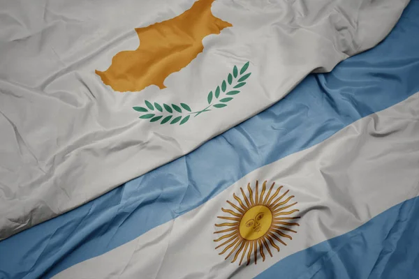 Sventolando bandiera colorata dell'argentina e bandiera nazionale di Cipro . — Foto Stock