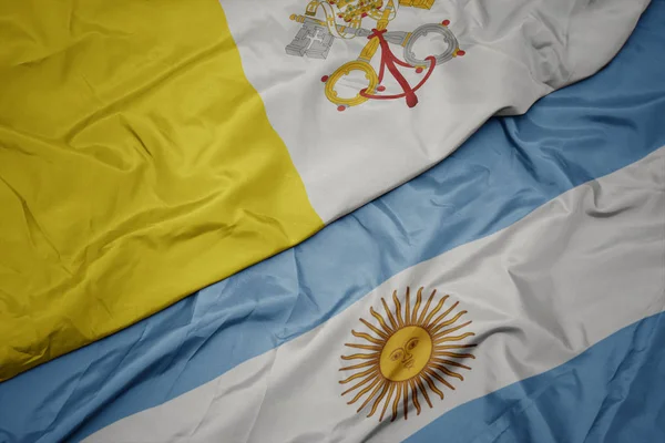 Размахивая красочным флагом Аргентины и национальным флагом Ватикана . — стоковое фото
