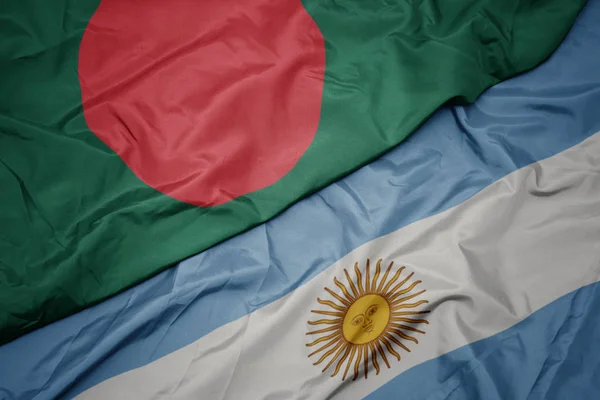 Sventolando bandiera colorata dell'argentina e bandiera nazionale del bangladesh . — Foto Stock