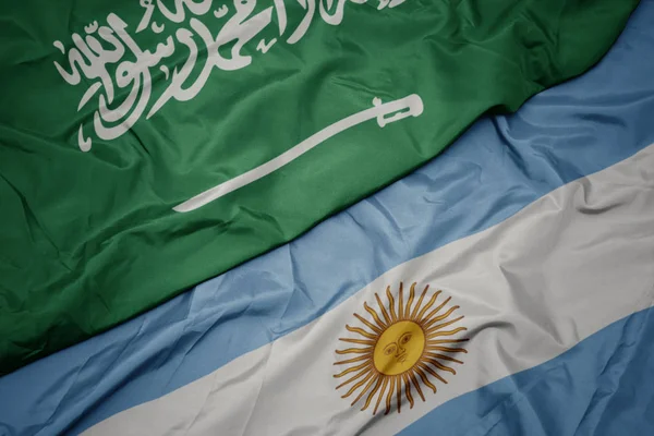 Махаючи барвистий прапор Аргентини і національний прапор Саудівської Аравії — стокове фото