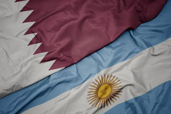 Falujące kolorowe flagi Argentyny i flagi narodowej Kataru. — Zdjęcie stockowe