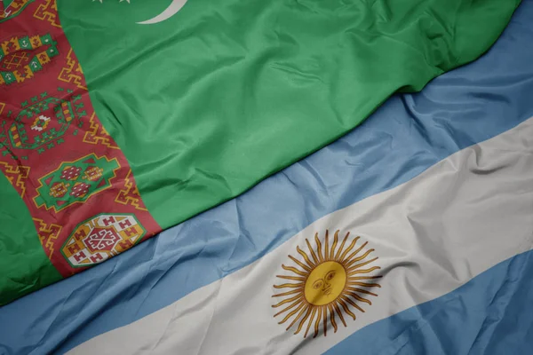 Размахивая красочным флагом Аргентины и национальным флагом Турции . — стоковое фото