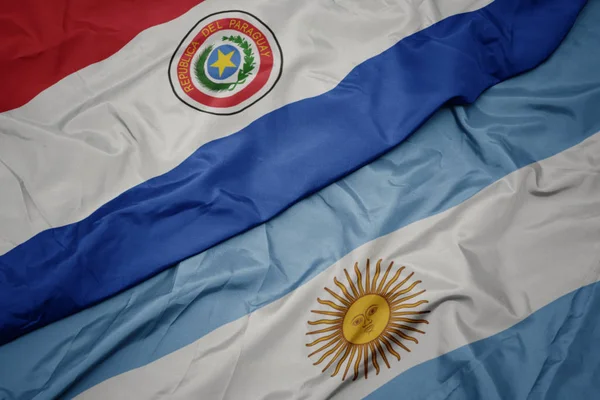 Размахивая красочным флагом Аргентины и флагом Парагвая . — стоковое фото