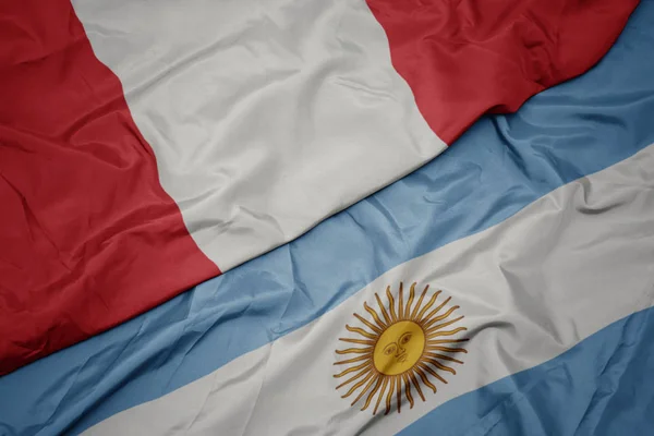Размахивая красочным флагом Аргентины и национальным флагом Перу . — стоковое фото