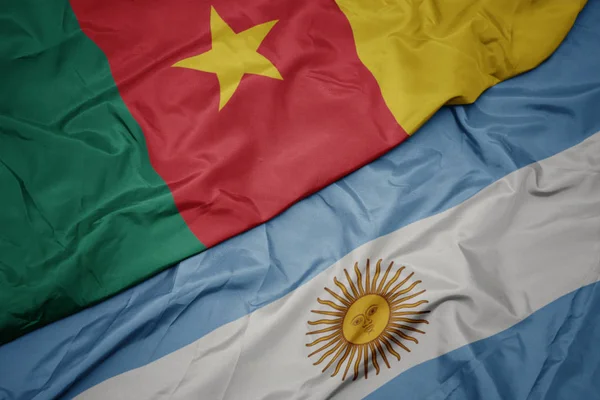 Ondeando colorida bandera de Argentina y bandera nacional de Camerún . — Foto de Stock
