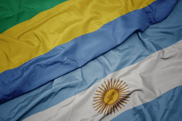 挥舞着五颜六色的阿根廷国旗和加蓬国旗. — 图库照片