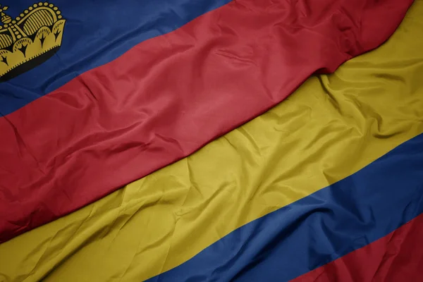 Kolombiya renkli bayrak ve liechtenstein ulusal bayrağı sallayarak. — Stok fotoğraf