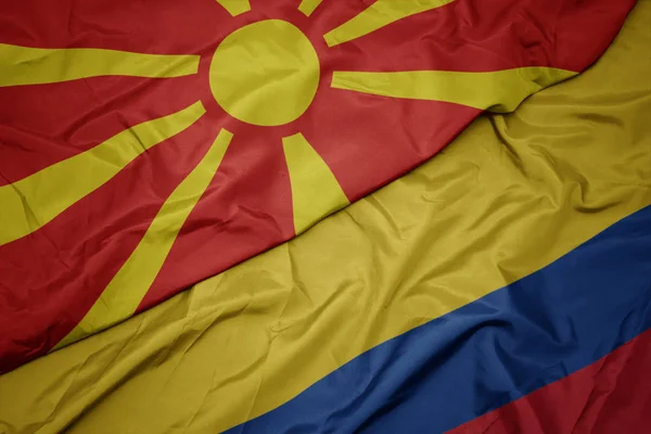 Acenando bandeira colorida da colômbia e bandeira nacional da macedônia . — Fotografia de Stock