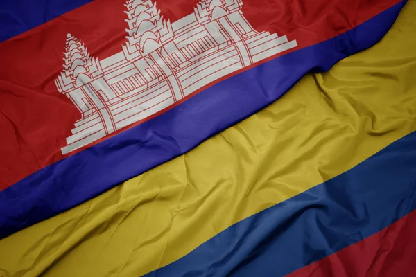 挥舞着五颜六色的哥伦比亚国旗和柬埔寨国旗. — 图库照片