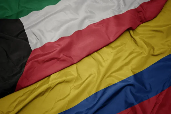 Ondeando colorida bandera de colombia y bandera nacional de kuwait . — Foto de Stock