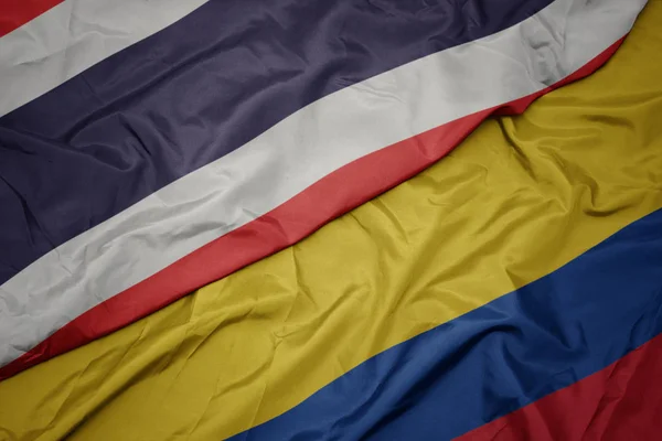 Falujące kolorowe flagi Kolumbii i flagi narodowej Tajlandii. — Zdjęcie stockowe