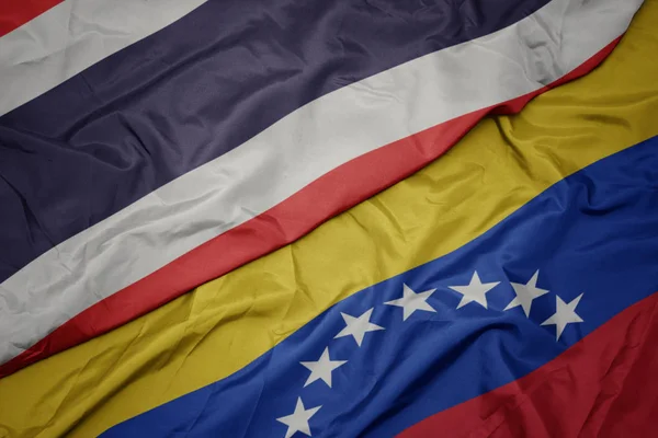 Viftande färgglada flagga Venezuela och nationella flaggan i Thailand. — Stockfoto
