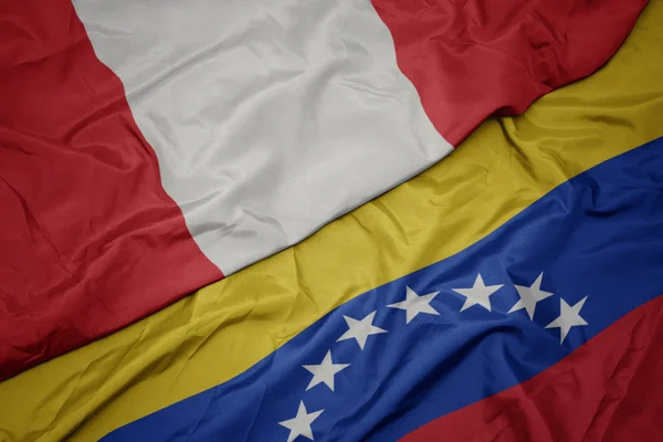 Vinka färgglada flagga Venezuela och nationella flaggan i Peru. — Stockfoto