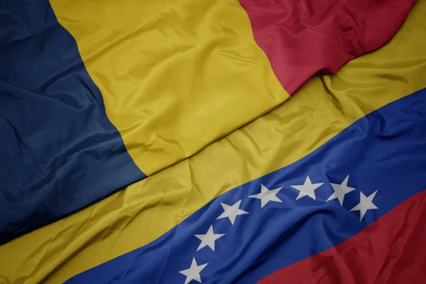 Falujące kolorowe flagi Wenezueli i flagi narodowej Czadu. — Zdjęcie stockowe