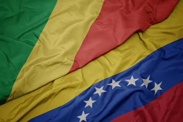 Ondeando colorida bandera de venezuela y bandera nacional de república del congo . — Foto de Stock